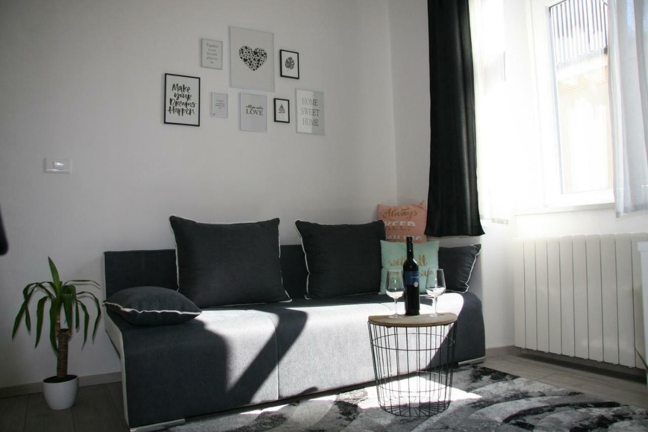 Stylish Apartment In City Center Pula Exterior photo