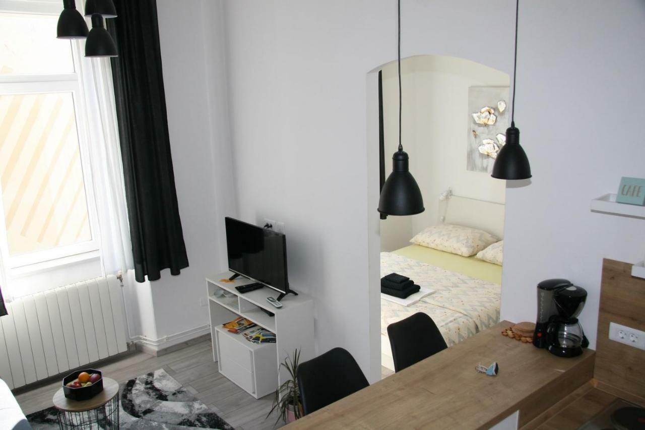 Stylish Apartment In City Center Pula Exterior photo
